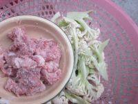 虾仁瘦肉豆腐菜花汤做法图解2)