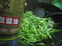 「念念不忘」芹菜炒肉做法图解7)