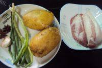 家常菜五花肉焖土豆做法图解1)
