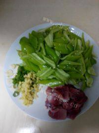 家常菜尖椒炒肉片做法图解2)