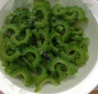 美味的腊肉豆豉炒苦瓜做法图解7)