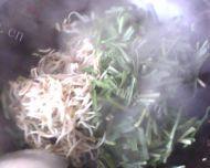 诱人的豆芽炒韭菜做法图解9)
