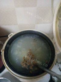 美味早餐皮蛋瘦肉粥做法图解3)