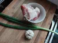 家常菜肉炒芹菜做法图解2)