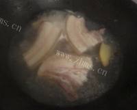 美味的青红椒炒回锅肉做法图解1)