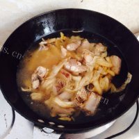 可口的酸菜排骨做法图解8)