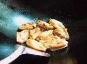 美味的柠香可乐煎鸡翅做法图解3)