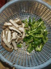 家常菜辣椒炒豆干做法图解1)