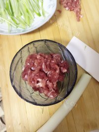 芳香四溢的京酱肉丝做法图解2)