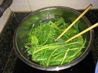 独特的炝拌菠菜做法图解4)