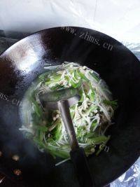 家常菜芹菜金针菇做法图解5)