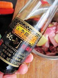 自制米粉蒸肉做法图解4)