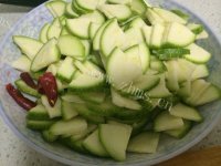 家常菜角瓜炒肉做法图解1)