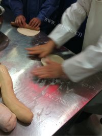 葱油饼做法图解2)