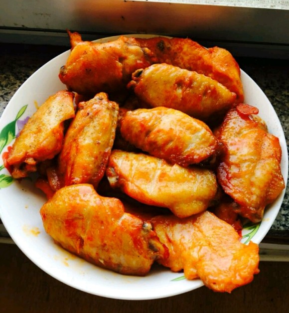 热腾腾的烤鸡翅