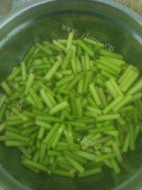 秀色可餐的蒜苔炒鸡蛋做法图解1)
