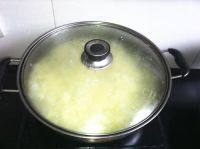 美味早餐银耳小米粥做法图解5)