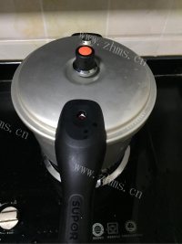 美味的玉米胡萝卜莲藕排骨汤做法图解3)
