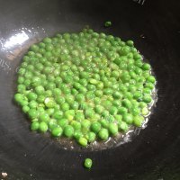 美味的红椒青豆肉末做法图解5)