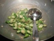 美味的咸肉片炒秋葵做法图解3)