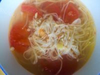 美味的金针菇番茄汤