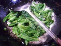 色泽光亮的蒜香油麦菜做法图解4)
