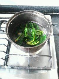 美味的菠菜粉丝汤做法图解3)