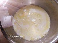 美味的牛奶炖蛋做法图解3)