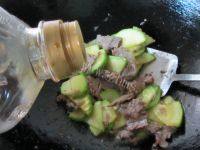 家常菜西葫芦炒牛肉做法图解10)