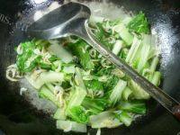 家常菜虾皮炒小白菜做法图解5)