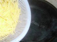 口感好的土豆丝卷饼做法图解2)
