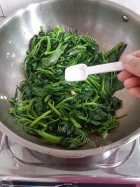 家常菜炝炒空心菜做法图解4)