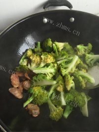 家常菜香肠炒西兰花做法图解6)