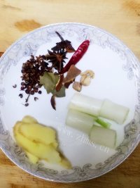 美味的酱鸡爪做法图解3)