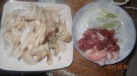 家常菜鸡腿菇炒肉片做法图解1)