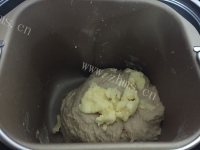 口感暄软的红糖红枣核桃面包做法图解5)