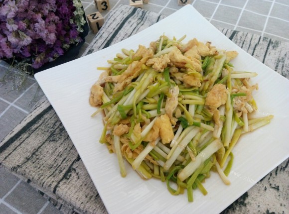 美味的蒜苗炒鸡蛋