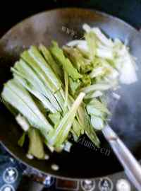 营养丰富的豆豉鲮鱼油麦菜做法图解3)