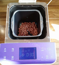 美味佳肴般的炒花生米做法图解3)