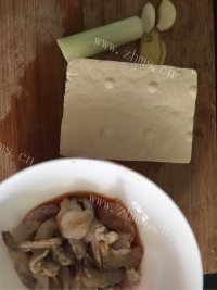 家常菜虾仁炒豆腐做法图解1)