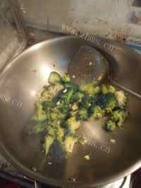 好吃的牛肉丸烩西兰花做法图解4)