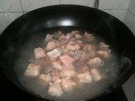 简易牛肉炖土豆柿子做法图解3)