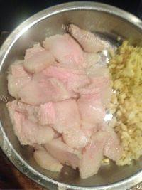 黄瓜炒五花肉做法图解2)