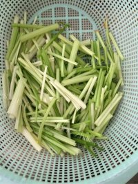 家常菜芹菜胡萝卜炒肉做法图解3)