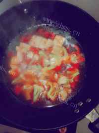美味的冰豆腐番茄花菜汤做法图解4)