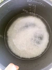 热腾腾的皮蛋瘦肉粥做法图解2)