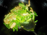 家常菜蒜苔炒肉片做法图解4)