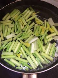 凉拌芹菜花生做法图解2)