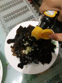 诱人的凉拌黑木耳做法图解5)