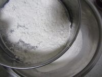 色泽鲜亮的柏林花环饼干做法图解2)